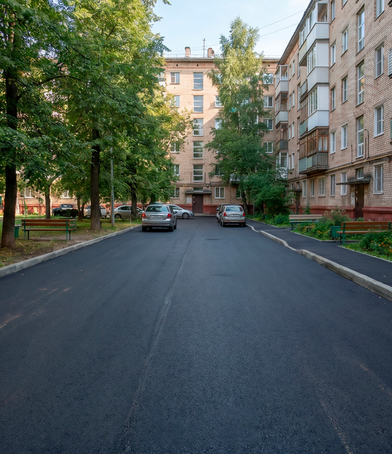 Дворовая территория многоквартирного дома 1 000 м²